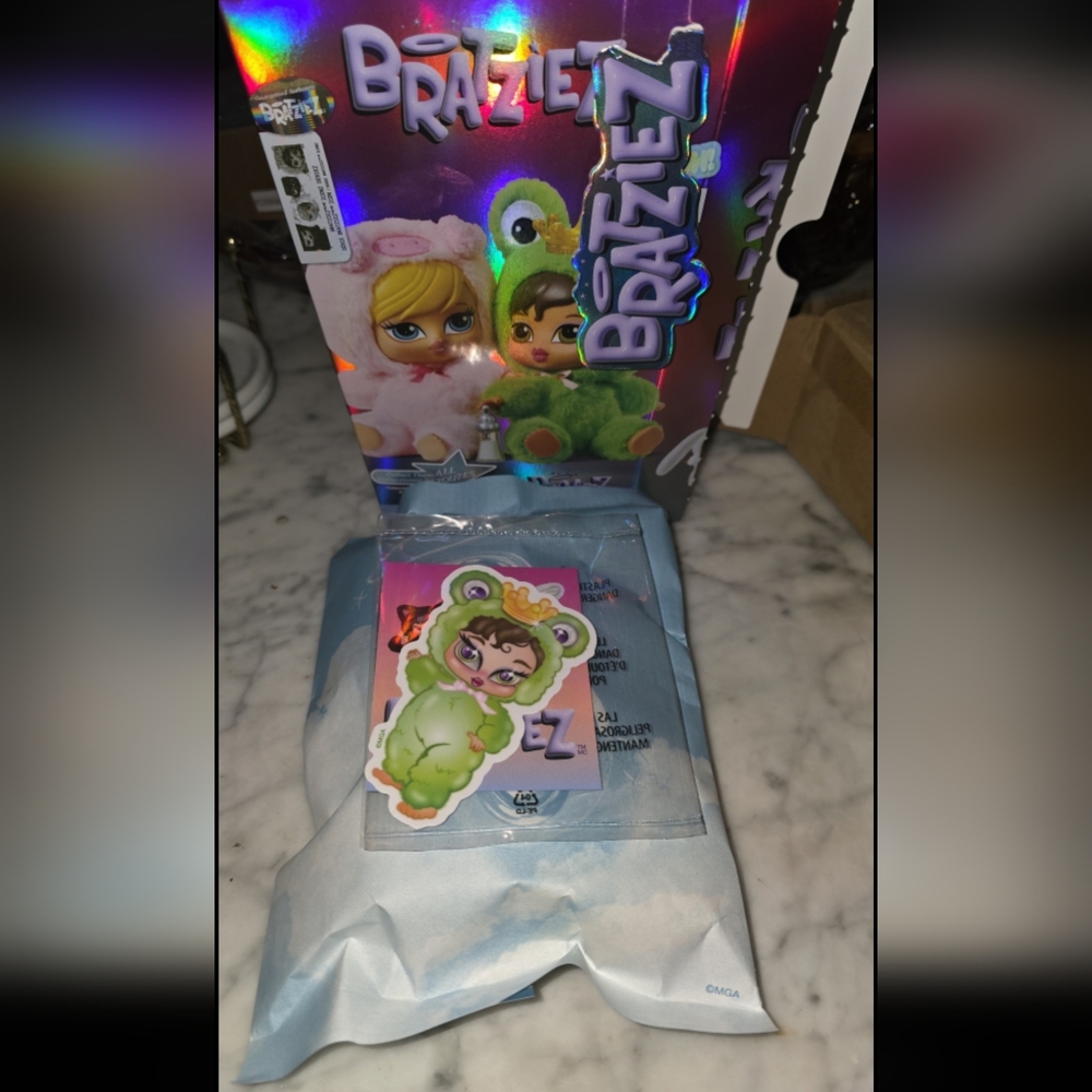 Bratz Bratziez Iconz Series Plush Blind Box with Charm Clip and Accessory Yasmin